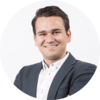 Porträtfoto von Denis Hofmann, Mitarbeiter der Audi AG, in einem runden Rahmen.